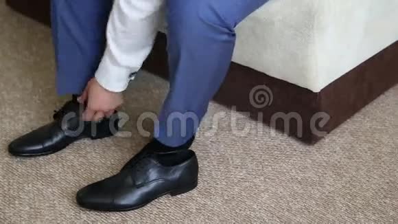 男人在系他的黑鞋视频的预览图