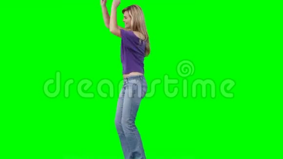 一个女人转身跳舞视频的预览图