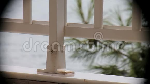 阳台上的雨可以俯瞰大海视频的预览图