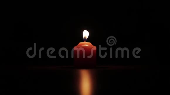 单个小蜡烛燃烧视频的预览图