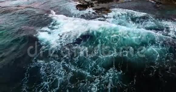 在美丽的波浪海岸上飞翔视频的预览图