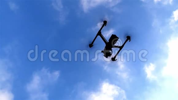 在蓝天上飞行的多翼无人机视频的预览图