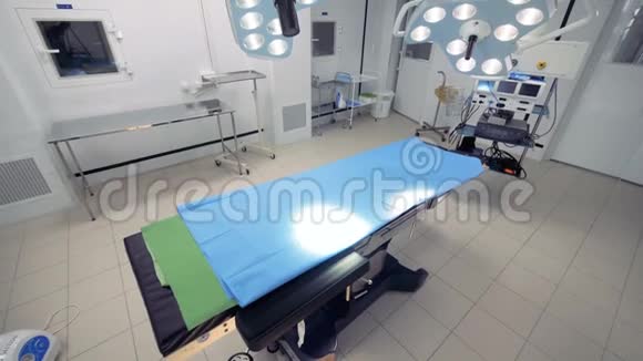 房间内的手术台和手术灯视频的预览图