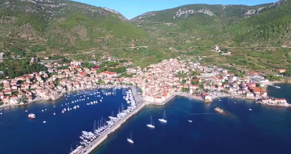 克罗地亚维斯岛Komiza小镇的鸟瞰图视频的预览图