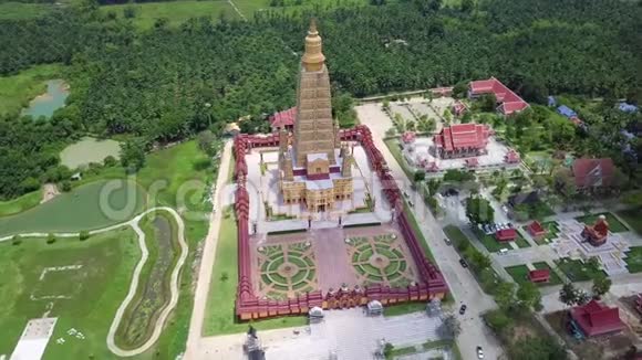 泰国克拉比省邦通金塔寺鸟瞰图视频的预览图