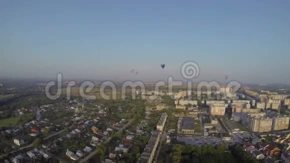 空中气球飞过城镇夏季景观视频的预览图