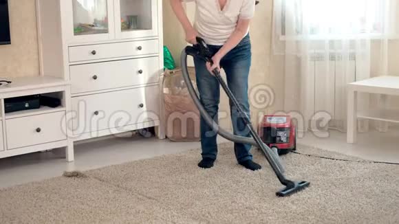 老妇人打扫客厅在家打扫卫生视频的预览图