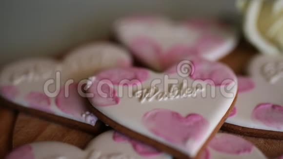 心形式的饼干结婚铭文粉色饼干视频的预览图