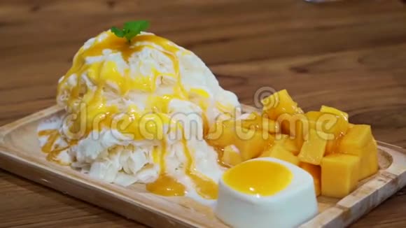 视频芒果刨冰与冰淇淋和奶油冻热带水果视频的预览图