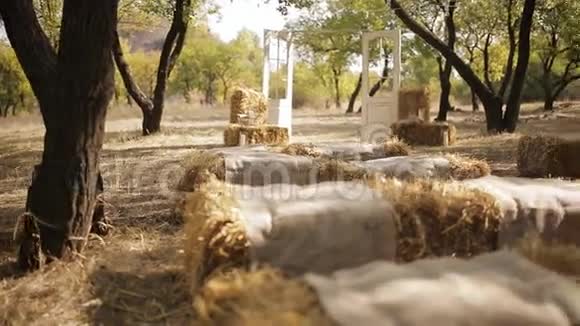 用干草椅子装饰婚礼仪式的乡村令人惊叹夏季婚礼的概念视频的预览图