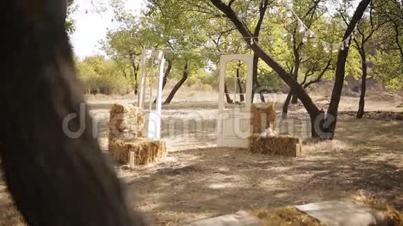 用干草椅子装饰婚礼仪式的乡村令人惊叹夏季婚礼的概念视频的预览图