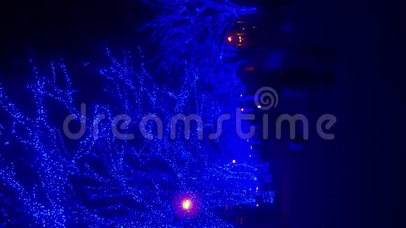 东京原宿街头的蓝色灯光视频的预览图