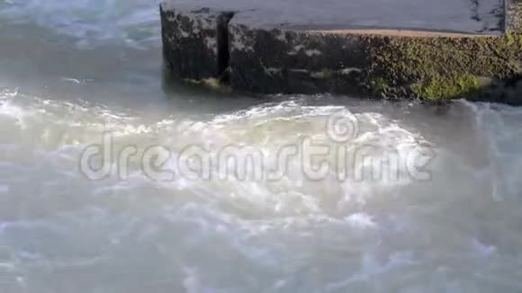 小镇桥附近的水流城市供水通道视频的预览图