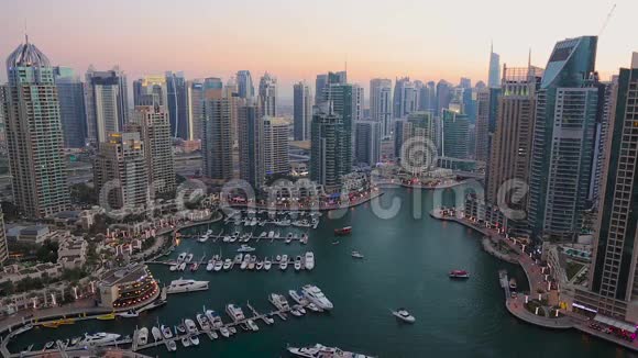 黄昏时俯瞰迪拜码头视频的预览图
