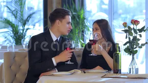 餐厅里的浪漫晚餐视频的预览图