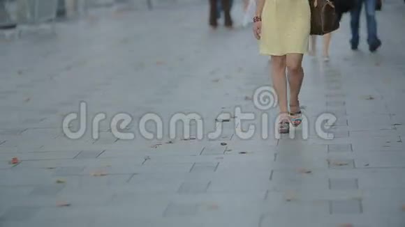 美丽的女人沿着街道走视频的预览图