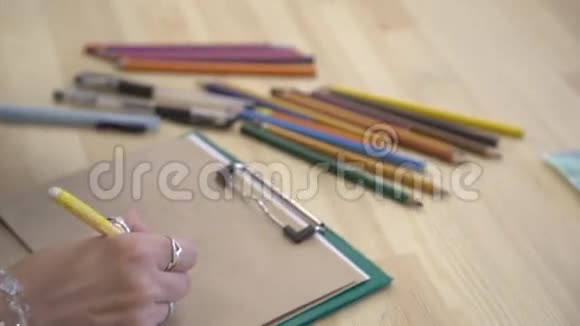 它是艺术家手的特写形象工作场所有许多彩色铅笔视频的预览图