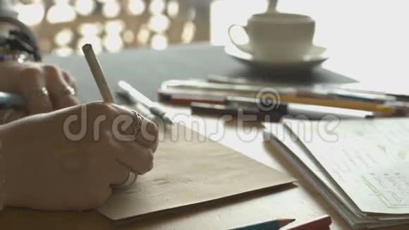 它是用钢笔和铅笔绘制女性手绘图片的特写图像视频的预览图