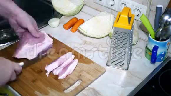 厨师用蔬菜快速切肉时的餐桌视频的预览图