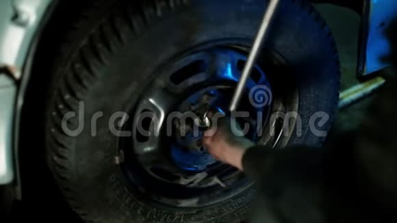 肮脏汽车修理厂的汽车修理工修理汽车视频的预览图