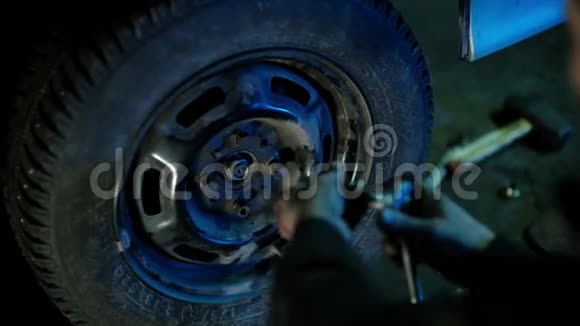 肮脏汽车修理厂的汽车修理工修理汽车视频的预览图