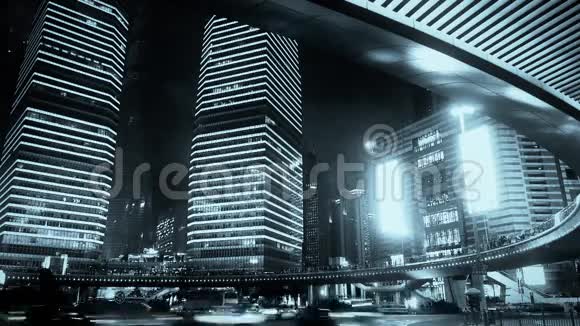 上海夜间交通和摩天大楼天桥下的汽车小径视频的预览图