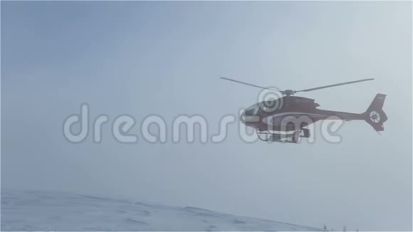直升机把滑雪者留在了山坡上飞起一片雪云视频的预览图