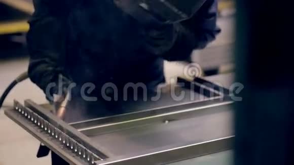 两名焊工在一家工业工厂工作焊接金属件视频的预览图