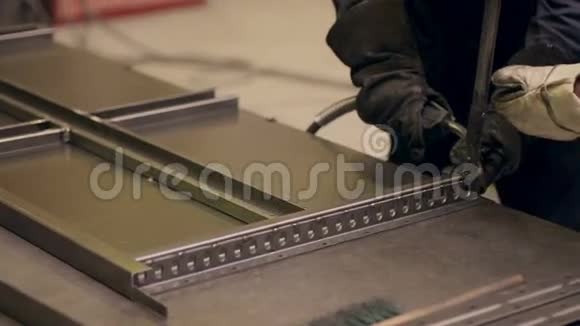 两名焊工在一家工业工厂工作焊接金属件视频的预览图