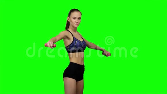 女健身指导员做操绿色屏幕视频的预览图
