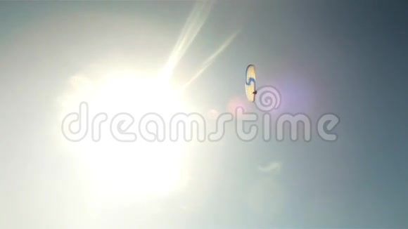 在阳光下滑翔视频的预览图