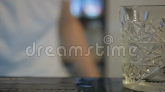 特写酒保把冰块放进玻璃杯里视频的预览图