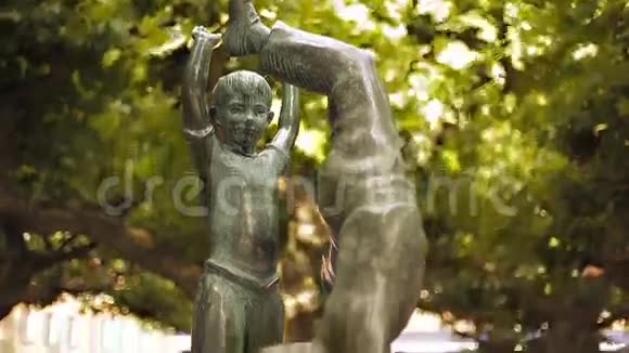 德国杜塞尔多夫儿童喷泉雕塑视频的预览图