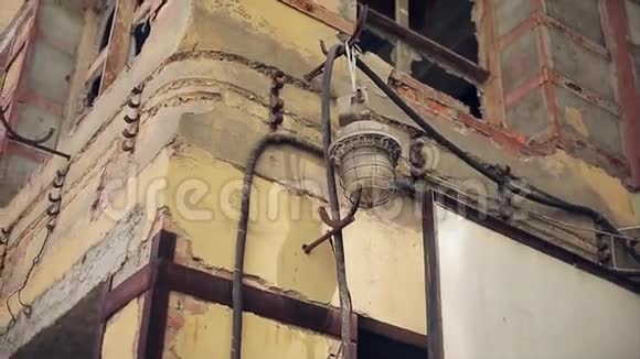 旧手电筒在废弃建筑的墙壁上没有玻璃在窗户上破旧的墙壁视频的预览图