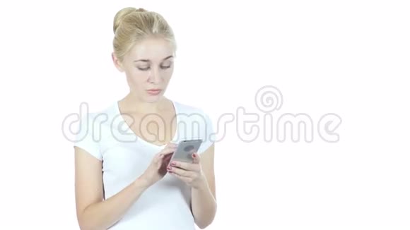 积极女性使用智能手机浏览白色背景年轻视频的预览图