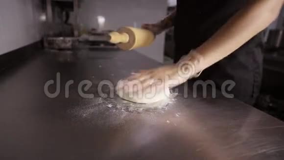 厨师准备披萨厨师在商业厨房里扔披萨面团视频的预览图