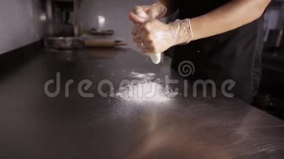 厨师准备披萨厨师在商业厨房里扔披萨面团视频的预览图