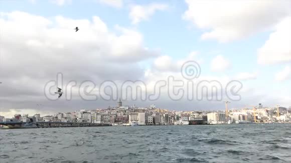 加拉塔塔在前景游船与游客和海鸥游乐船的背景视频的预览图