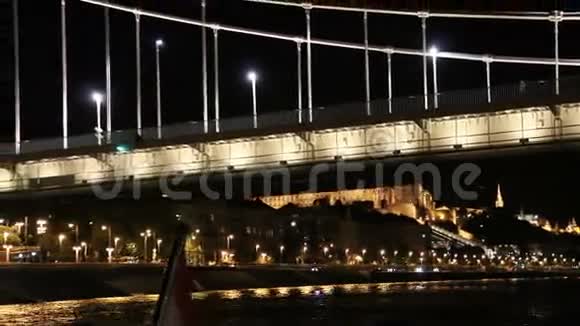 在多瑙河大桥下航行布达佩斯匈牙利视频的预览图