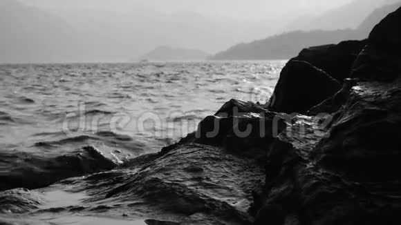 阴天晚上的岩石海滩视频的预览图