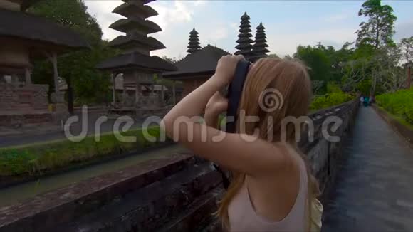 一名年轻女子和她的小儿子在巴厘岛访问塔曼阿云王府时被缓慢的稳定射击视频的预览图
