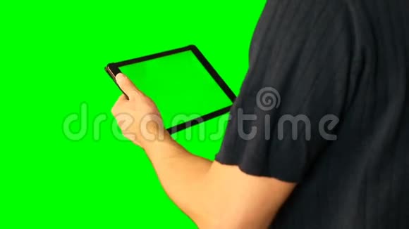 使用绿色屏幕平板电脑的人在大屏幕上加倍视频的预览图