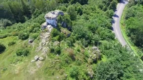 JuraKrakowskoCzestochowska的石灰石岩石和乡村景观波兰从上面看视频的预览图