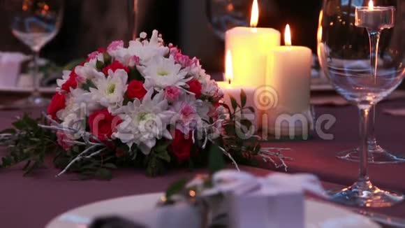 美丽昂贵的餐桌提供烛光和红玫瑰的浪漫晚餐视频的预览图
