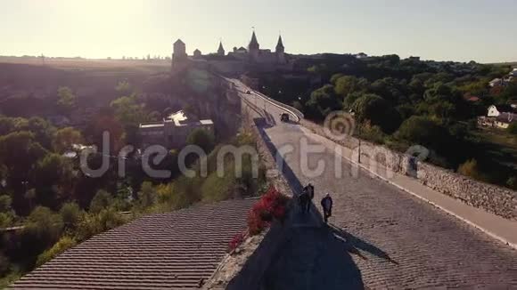 4K空中拍摄的日落城堡和欧洲最大的城堡之一视频的预览图