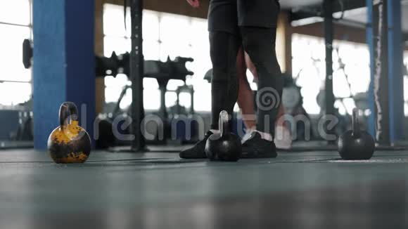 克罗斯菲特体育馆健身期间的男运动员小组视频的预览图