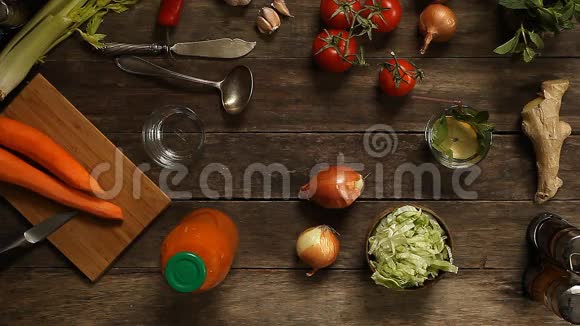 新鲜胡萝卜和胡萝卜汁在旧木桌上放蔬菜视频的预览图