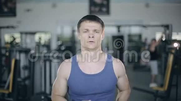 在健身房跑步机上跑步的人全脸画像视频的预览图