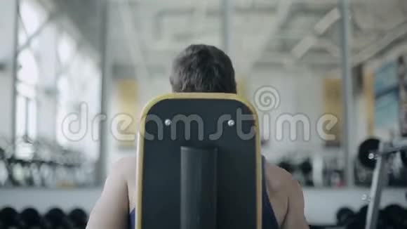健美运动员在健身房用哑铃进行锻炼背部的脚印视频的预览图