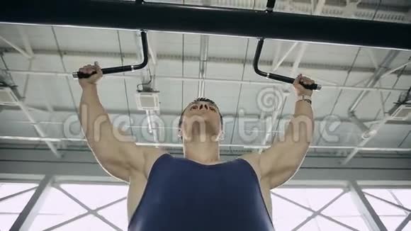 把健身馆里的男性健美运动员视频的预览图